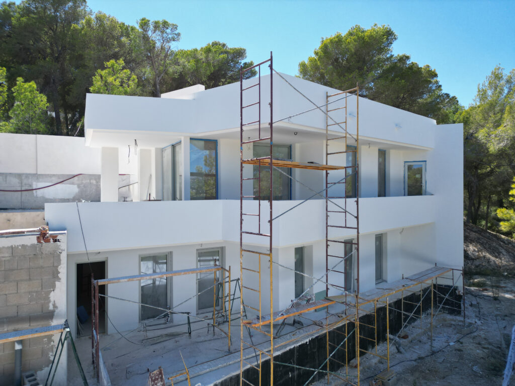 Villa construction in Teulada, from design and foundation to modern plumbing, electrical systems, and custom finishes, with landscaped gardens and terraces blending into the natural environment.